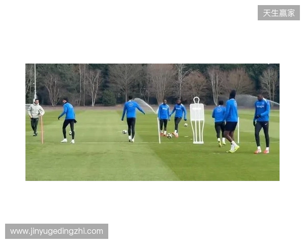 跟队：埃斯特旺参加了切尔西的公开训练，里斯、约恩森缺席